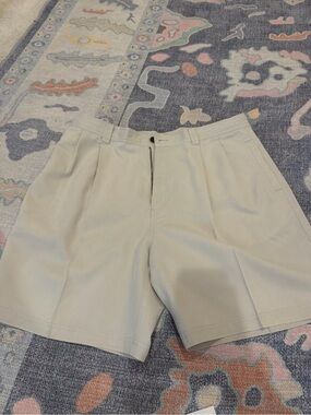 Preswick & Moore Men's Light Beige Flat-Front Shorts
